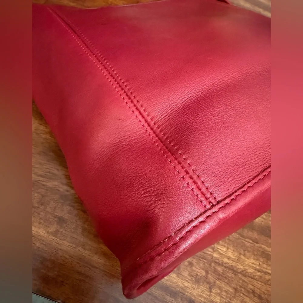 Rare Vintage Coach Vibrant Red Leather Shoulder Bag. #9060